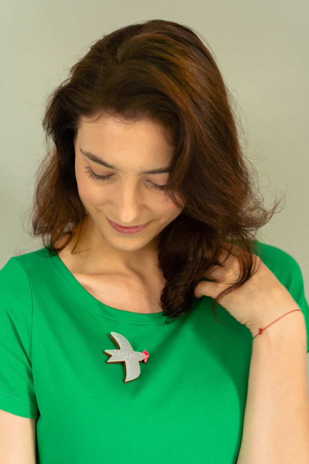Hoe draag ik een broche of pin?