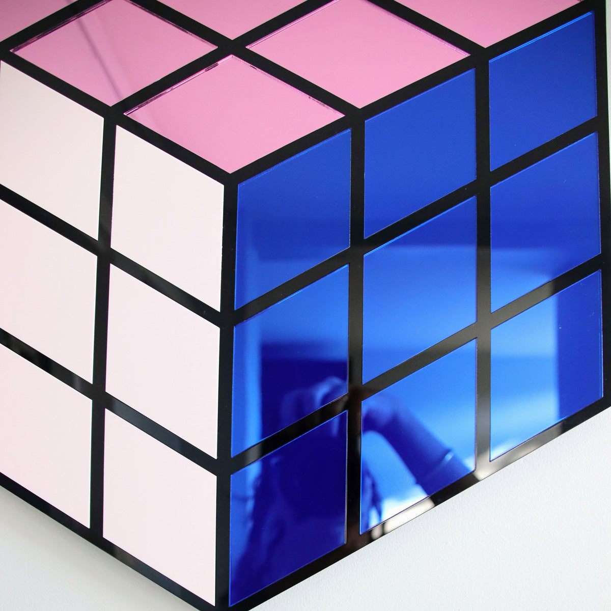 Close-up van Cube designspiegel met roze, blauwe en roségouden spiegelvlakken