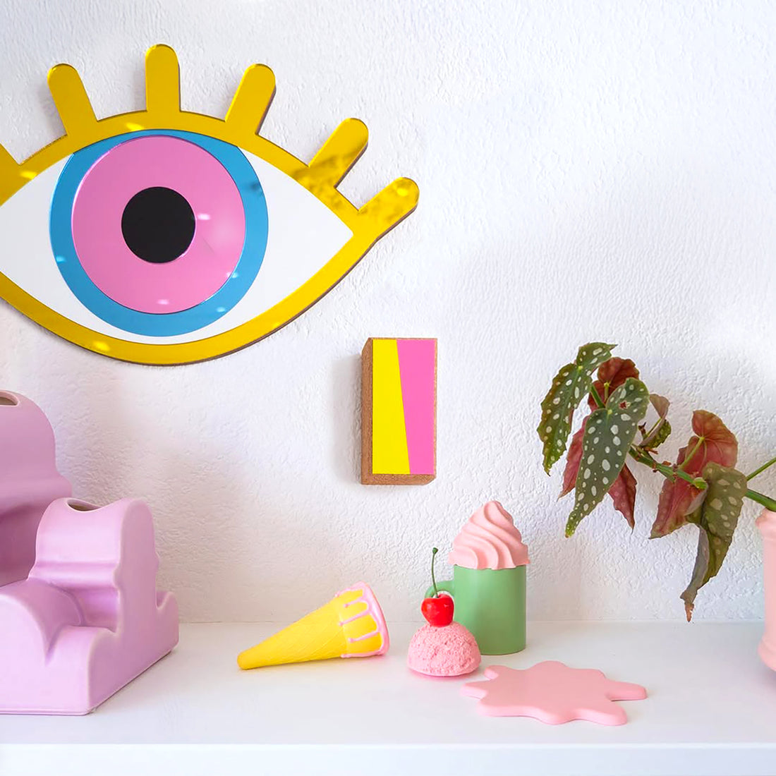 Eye See You oogspiegel aan de muur in een kleurrijk interieur