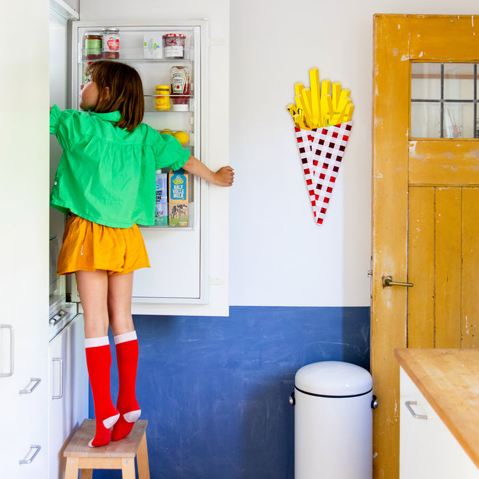 Pommes, bevor sich die Jungs im Spiegelbild versammeln