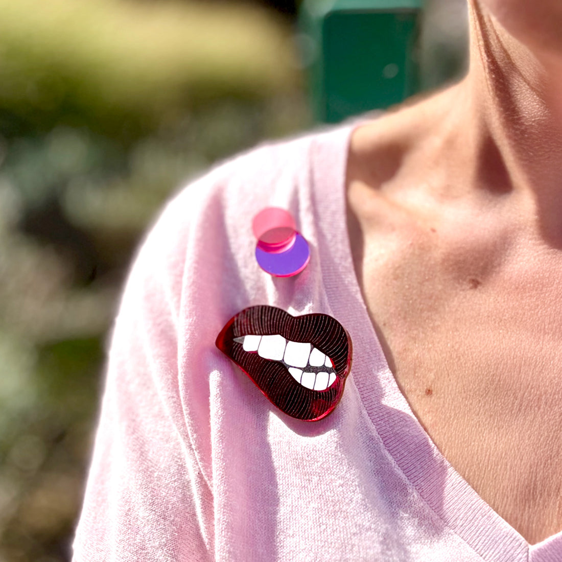 Broche Bite Me