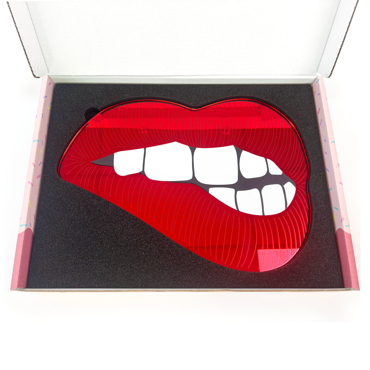 Bite Me designspiegel veilig verpakt in een geschenkdoos